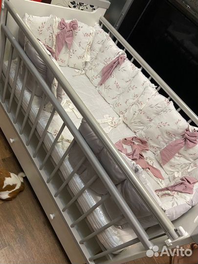 Детская кроватка с маятником и ящиком