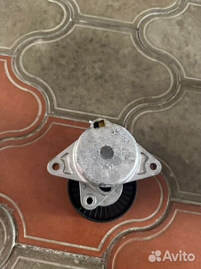 Натяжитель ремня мерседес S 220