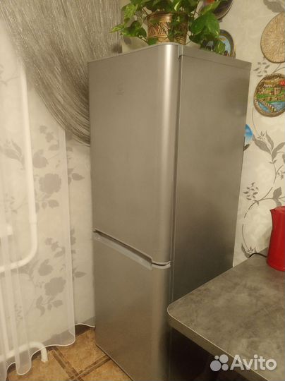 Холодильник indesit