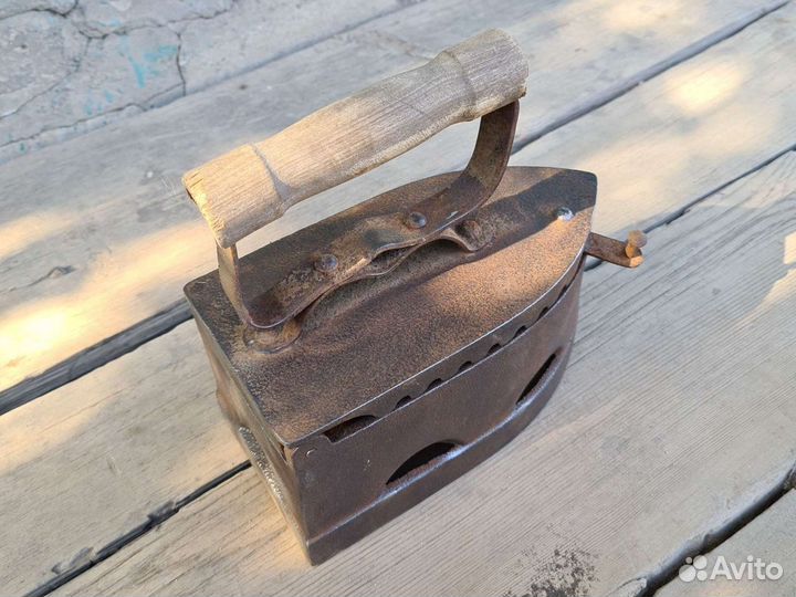 Утюг старинный угольный
