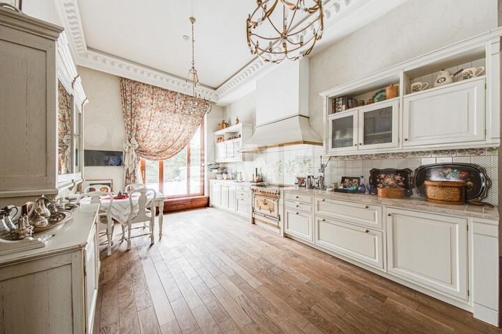 Дом 1315 м² на участке 100 сот.