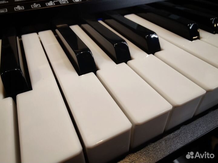 Синтезатор с подсветкой клавиатуры для обучения