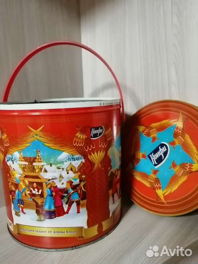 Жестяные банки с новогодней тематикой