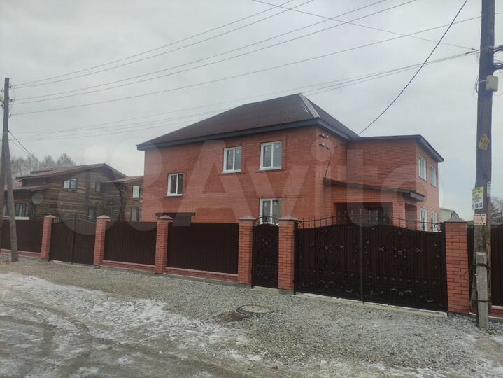 Коттедж 250 м² на участке 8 сот.