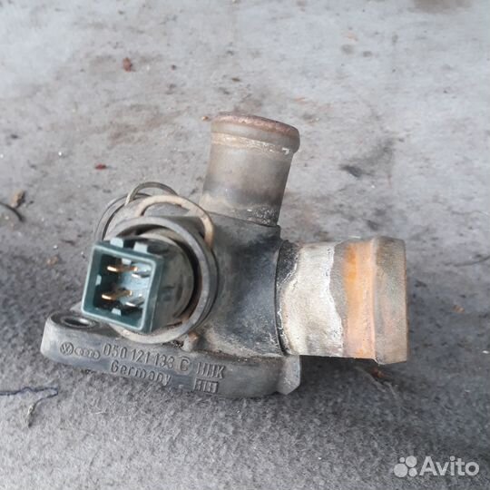 Тройник охлаждения двс 1,6 Ауди А4Б5 VW Пассат Б5