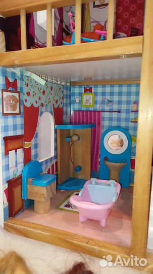 Кукольный домик с мебелью и куклами