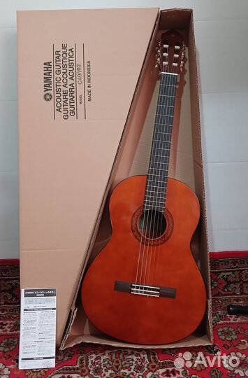 Продаю классическую гитару yamaha c40