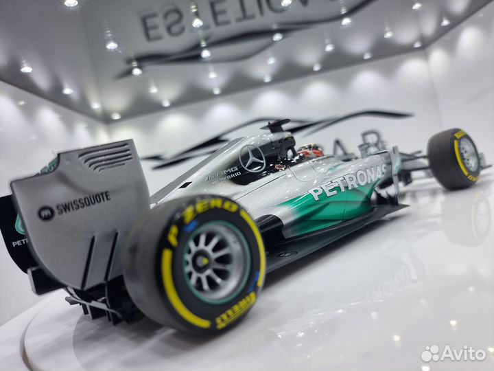 Модель Mercedes W05 Hamilton 2014 1:18 Minichamps