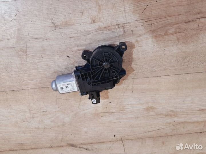 Мотор стеклоподъемника задний левый Volkswagen