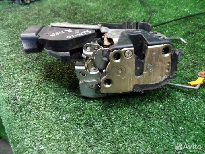 Замок двери передний правый Toyota Ipsum SXM10