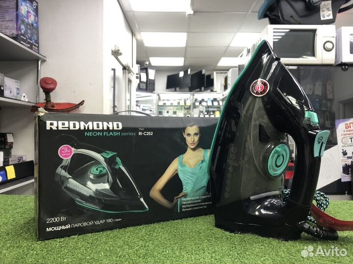 Утюг Redmond RI-C252