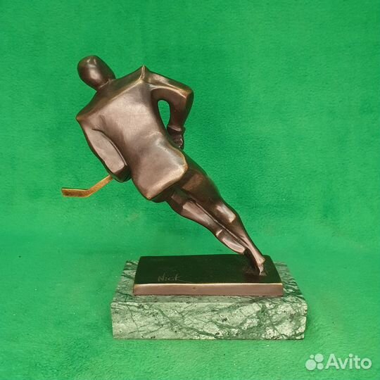 Статуэтка бронзовая Хоккеист. Модерн. Спорт