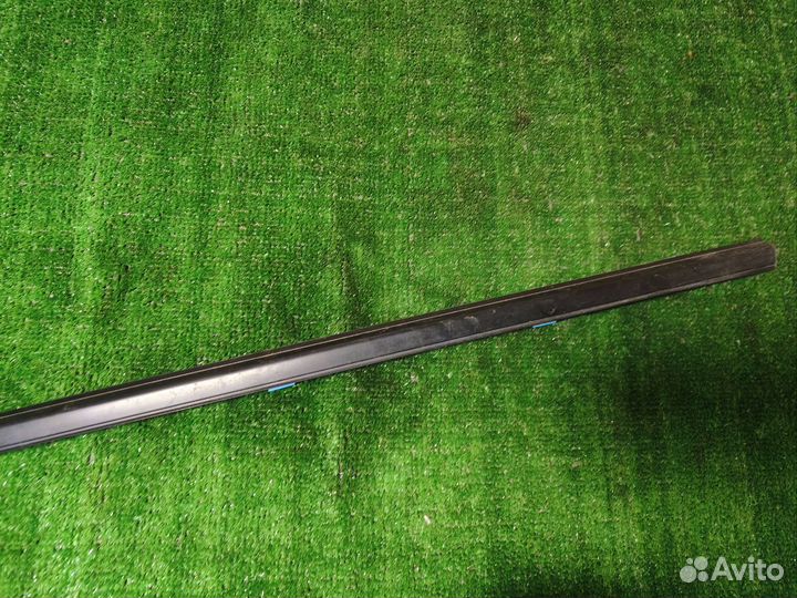 Молдинг стекла nissan sunny N16