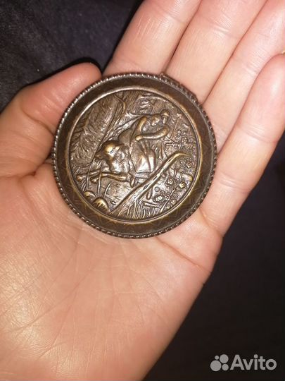 Крышка от пудреницы с зеркалом