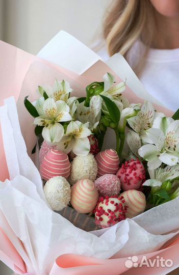 Сладкий букет с клубникой в шоколаде и цветами