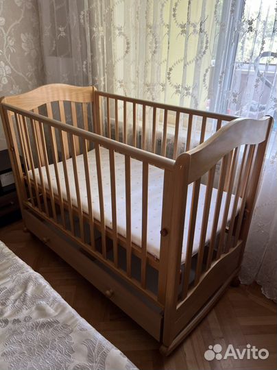 Детская кроватка с маятником и ящиками