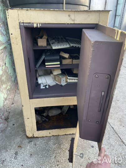 Сейф металлический