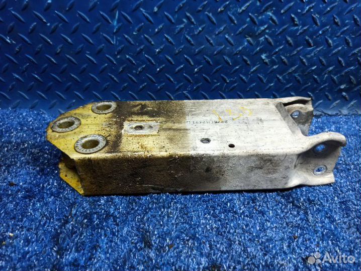 Кронштейн усилителя бампера передний левый Bmw F10