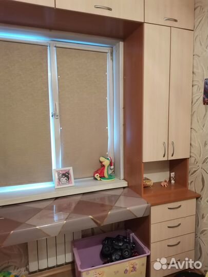 Встроенный шкаф возле окна б.у