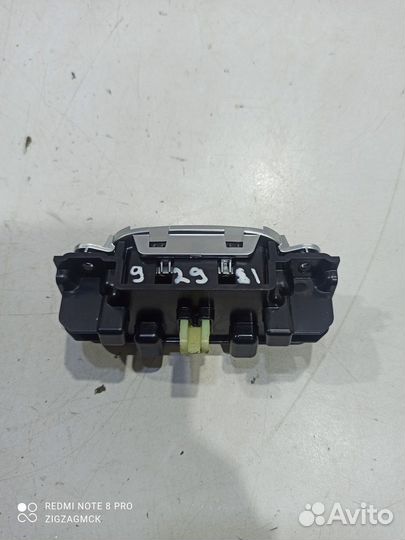 Кнопка открытия центрального бардачка