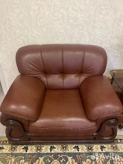 Кожаный диван и 2 кресла