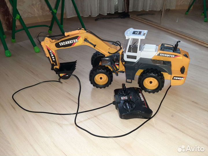 Трактор с пультом управления