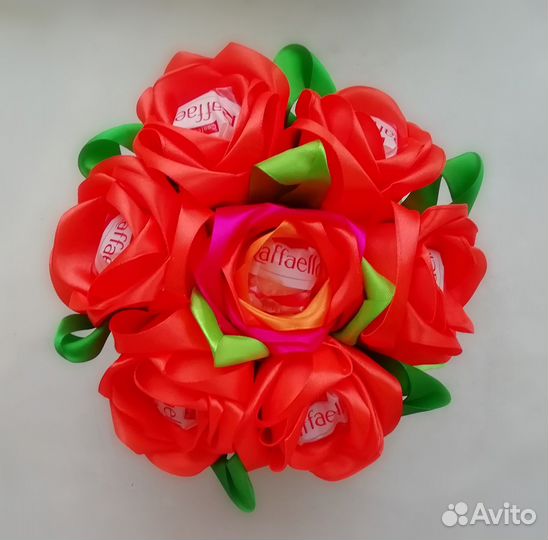 Подарок с цветами из атласных лент. Букет