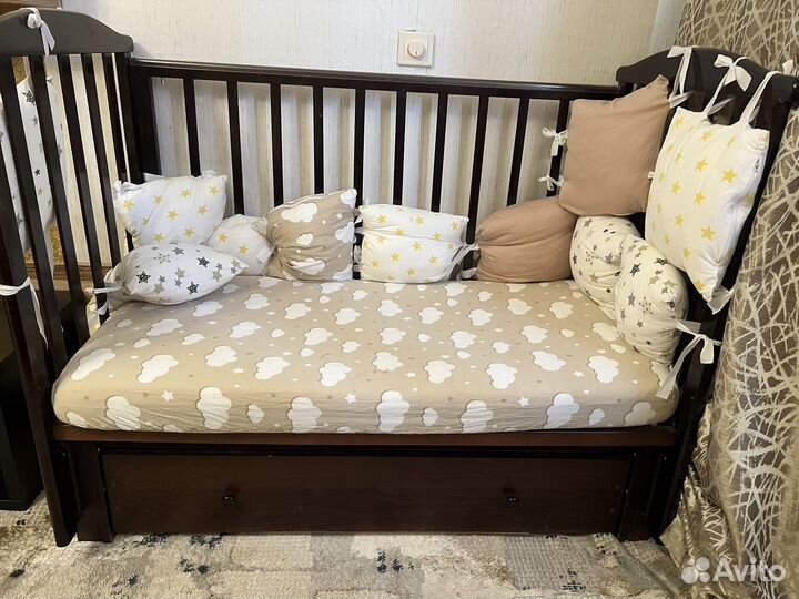 Детская кроватка с маятником и ящиком