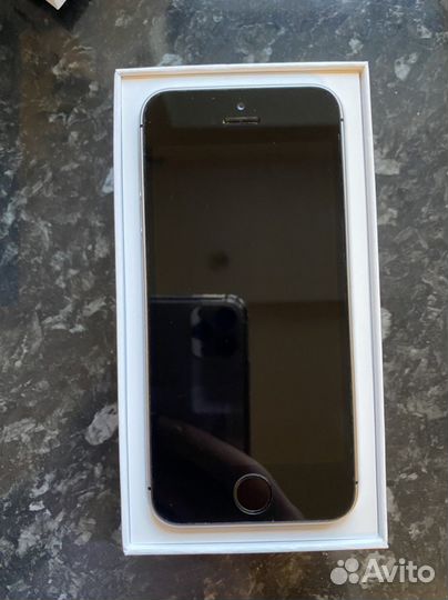 Телефон iPhone SE 64гб