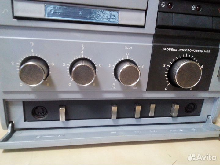 Кассетный магнитофон Комета 225 со стрелочками