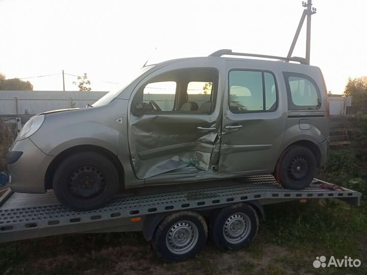 Renault Kangoo 1.6 МТ, 2011, битый, 300 000 км