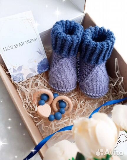 Вязаные пинетки и буковый грызунок в коробочке