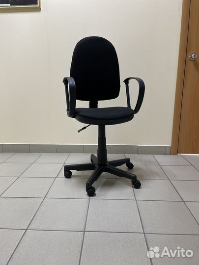 Стул офисный на колесах