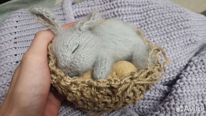 Кролик малютка спящий в корзиночке