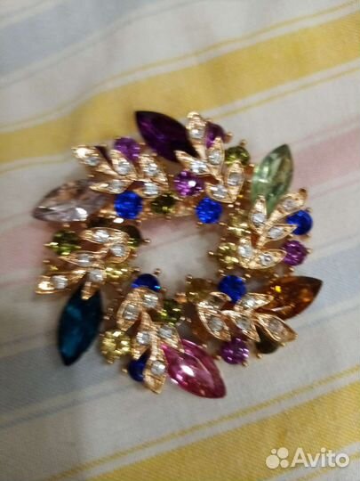 Красивая брошь