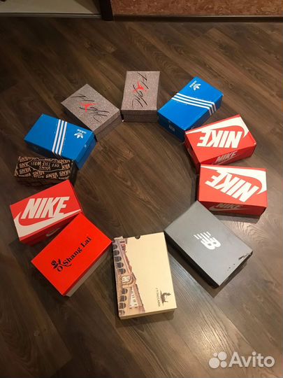Коробки брендовых кроссовок