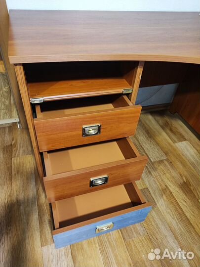 Письменный стол для школьника б/у