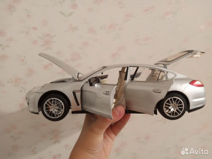 Porsche Panamera 1:24