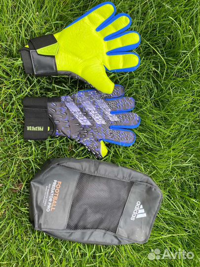 Вратарские перчатки футбольные