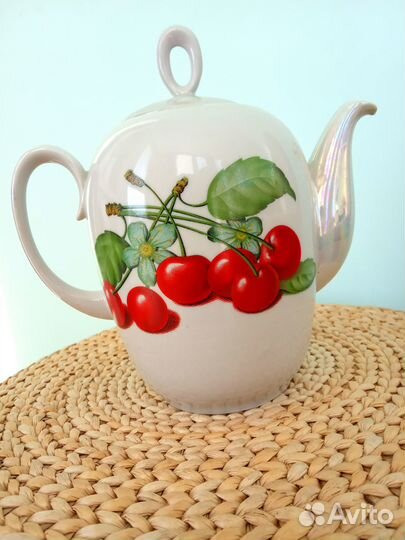Фарфоровый чайник