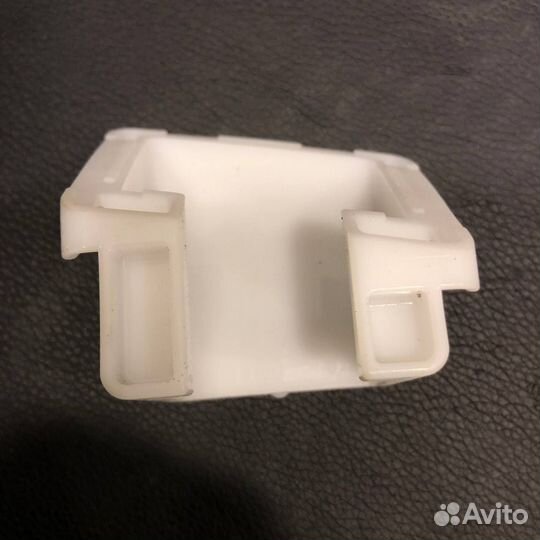 Кронштейн форсунки омывателя фары левой Koleos