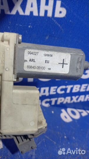 Задний левый стеклоподъёмник Toyota Avensis седан