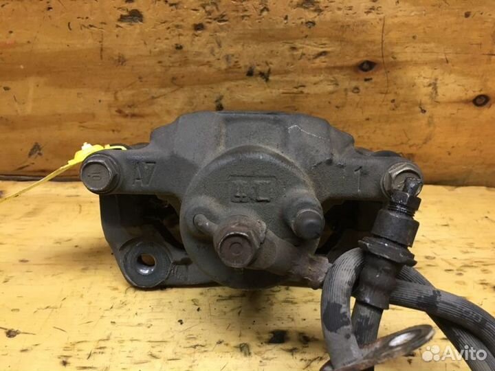 Суппорт передний правый Toyota Bb NCP30 2nzfe 2004