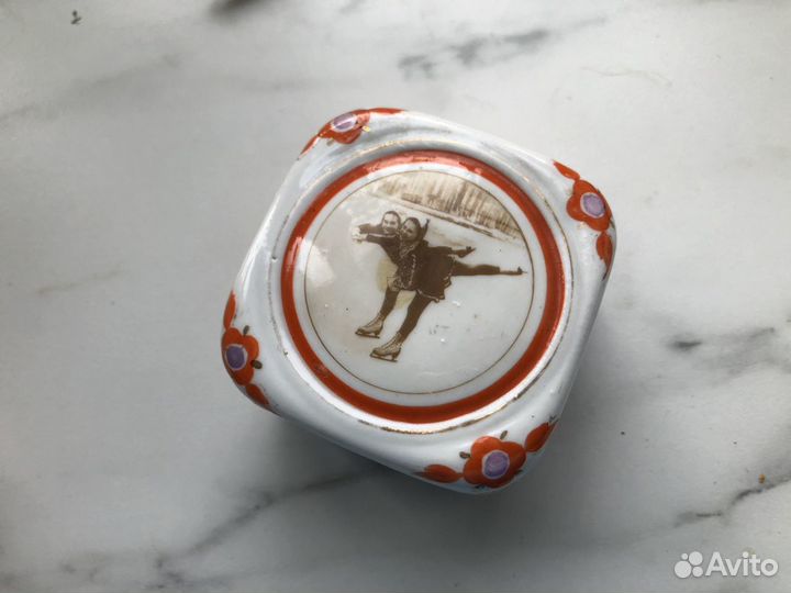 Шкатулка СССР 1956 год, фигуристки