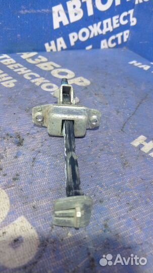 Ограничитель двери Toyota Yaris хэтчбек 2009