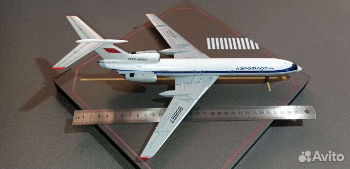 Модель самолёта Ту-154