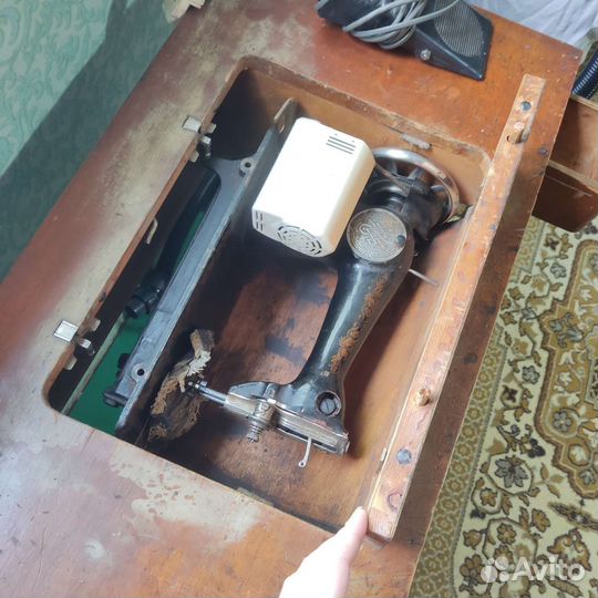 Бытовая швейная машинка б/у с электроприводом