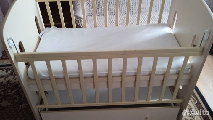 Детская кроватка и комод
