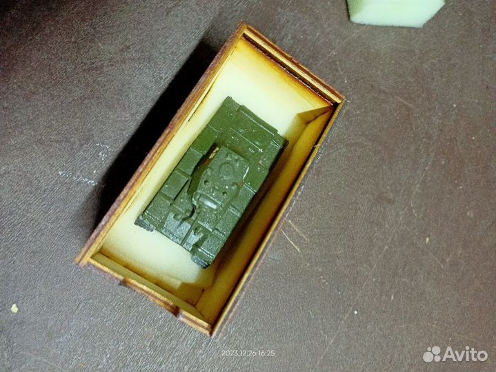 Коллекционная модель советского тяжелого танка кв1