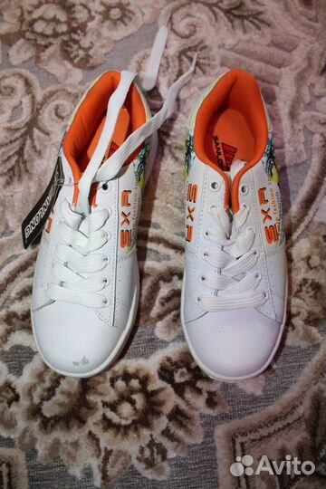 Продаются новые женские кроссовки